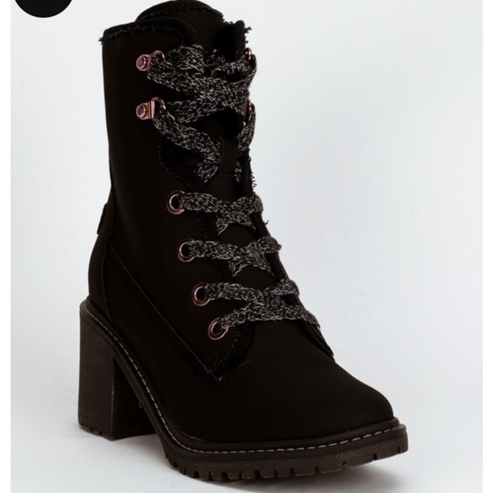 NWT - Roxy Black Out and About Heeled Lace Up Boots